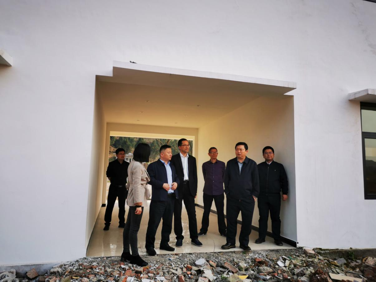 尊龙凯时集团党委副书记、董事陈日到邓家沟村开展帮扶工作