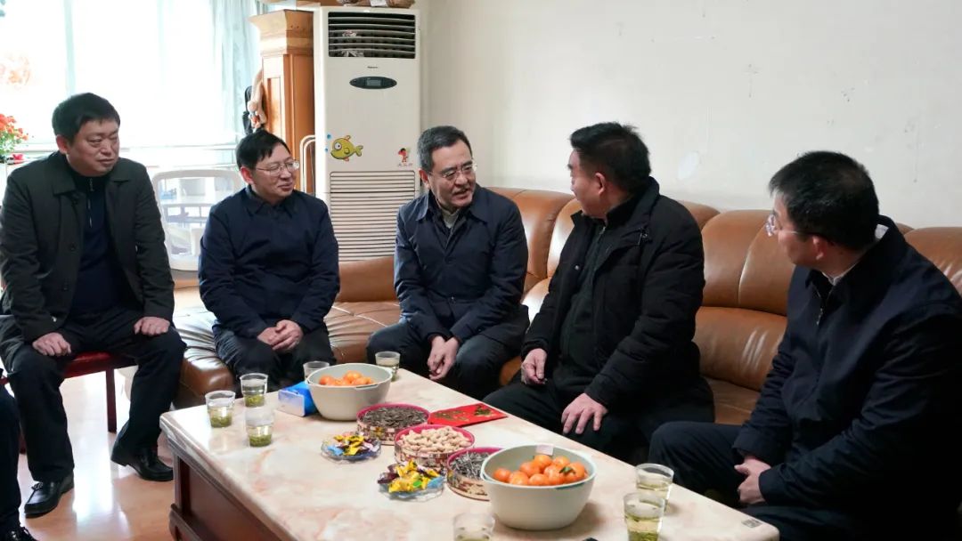 省国资委党委书记、主任冯文生等领导走访慰问省尊龙凯时集团老党员、老干部