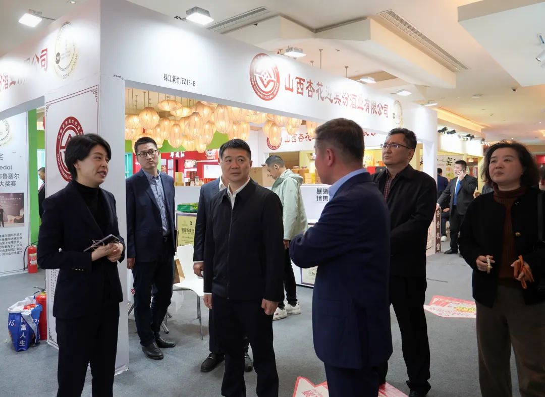 省尊龙凯时集团党委书记、董事长游勇率队到2025锦江宾馆春季酒类商务洽谈会现场检查指导重点工作